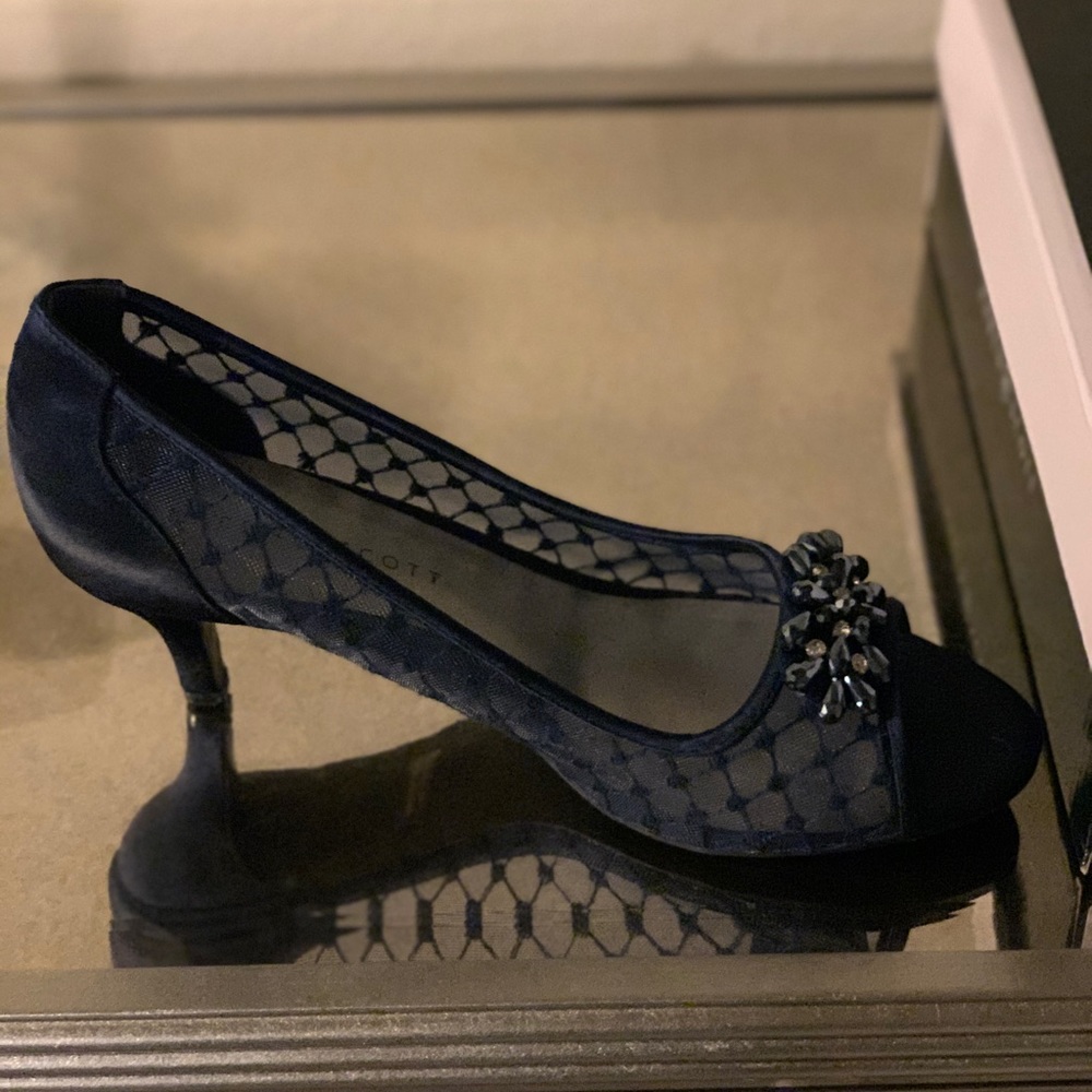 Size 10 Karen Scott Navy Pump great condition